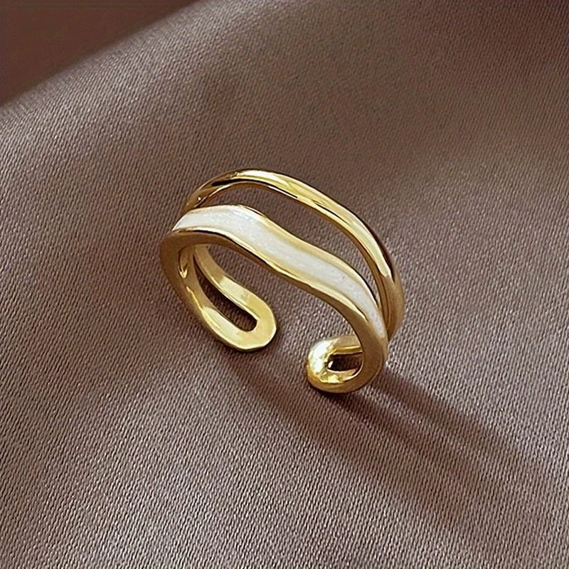 Bague dorée en émail blanc ajustable