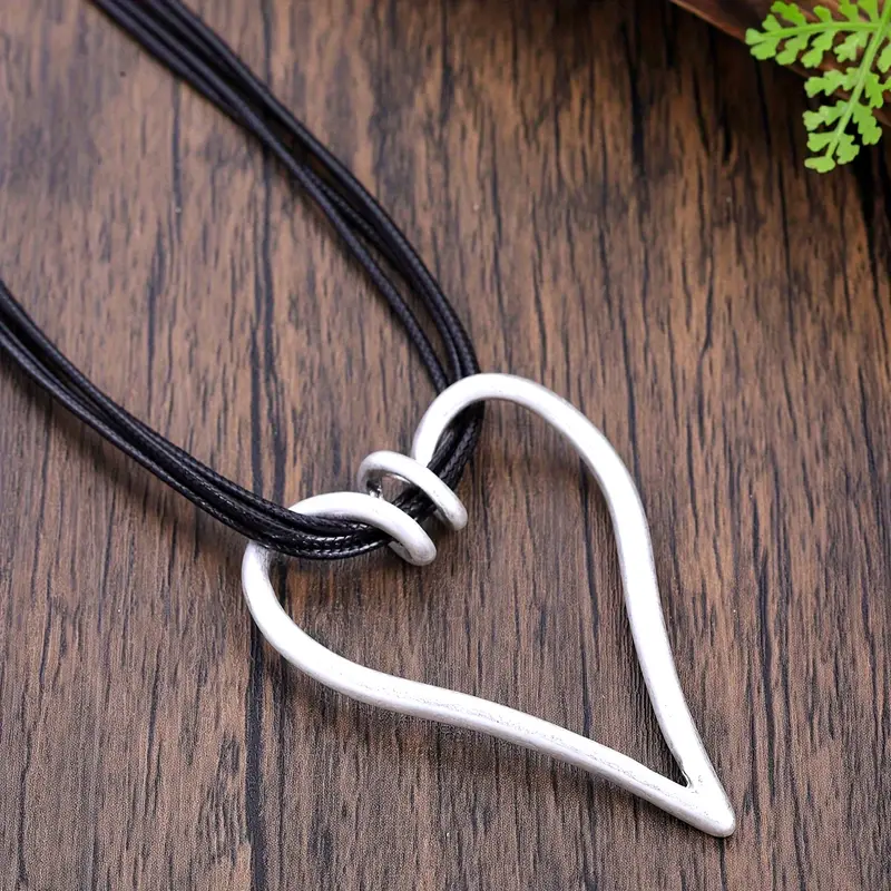 Collier en Cuir en Forme de Cœur Argenté