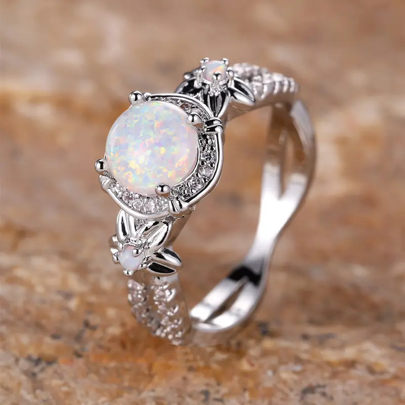 Bague Ronde Étincelante en Opale Blanche