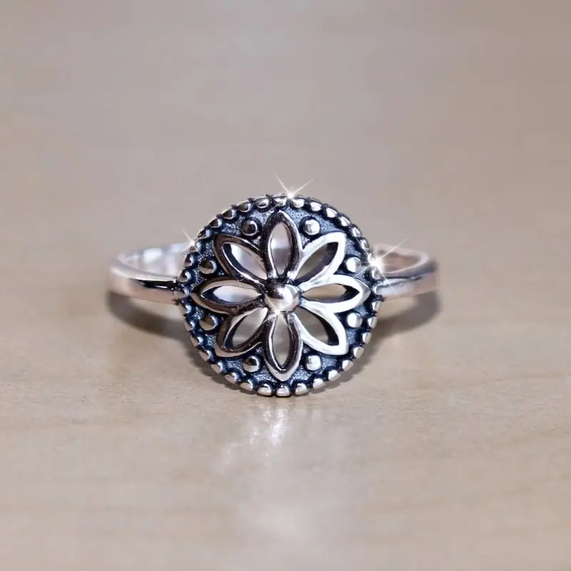 Bague Sceau en Argent avec Fleurs Creuses
