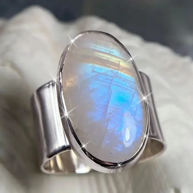 Bague en argent avec opale blanche ovale