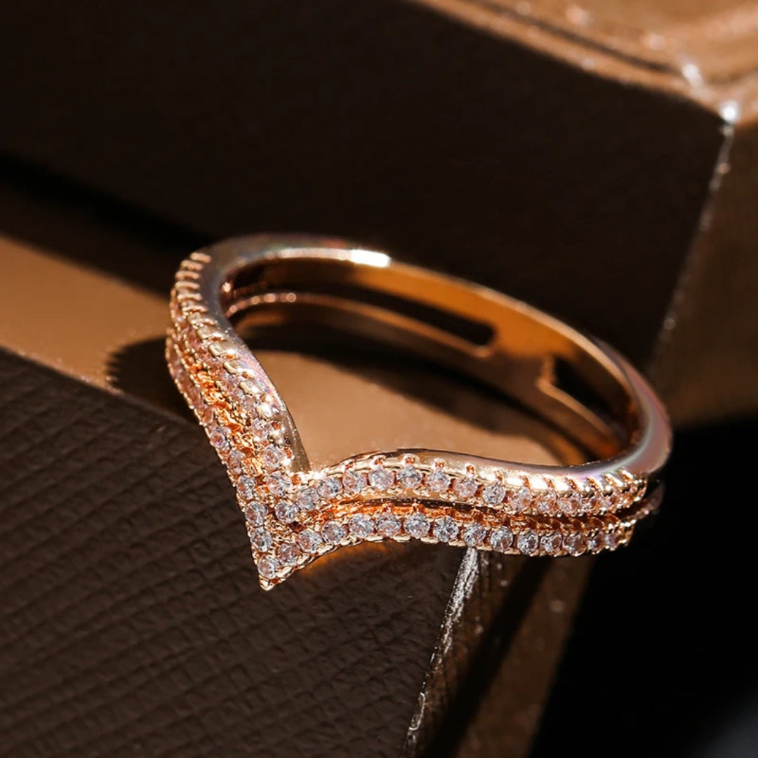 Bague Élégante à Pointe Lumineuse