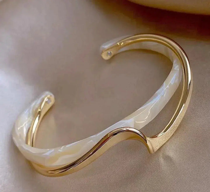 Bracelet en or élégant en opale blanche